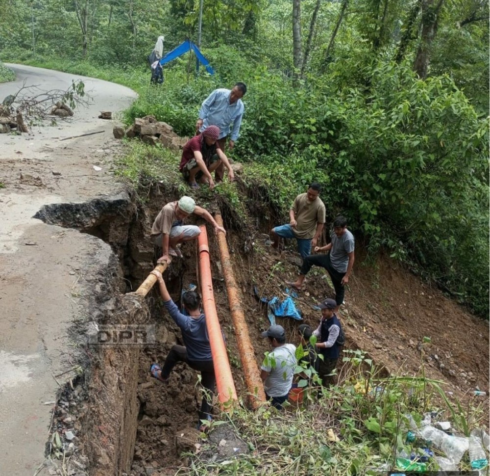 Personnel of EE PHED Urban Division, Kohima repairing the damaged pipeline near Forest Colony, Kohima on June 9. (DIPR Photo)